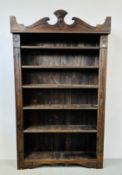 A BESPOKE FLOOR STANDING STAINED PINE OPEN BOOKSHELF, W 95CM X H 104CM.