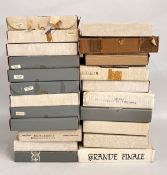 A QUANTITY OF COLLECTOR'S PLATES TO INCLUDE WEDGWOOD, COALPORT (BOXED).