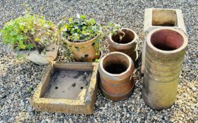 A GROUP OF GARDEN FEATURES TO INCLUDE CHIMNEY POTS, TERRACOTTA STRAWBERRY PLANTER ETC. (7 ITEMS).