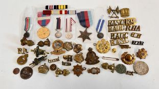 A TRAY OF WW1 & WW2 MILITARY BADGES AND MEDALS.