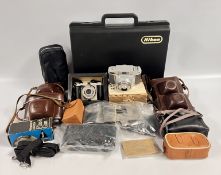 A GROUP OF ASSORTED PHOTOGRAPHIC EQUIPMENT AND ACCESSORIES TO INCLUDE VICOUNT, KODAK BROWNIE,