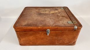 A VINTAGE TAN LEATHER BOUND SUITCASE RETAINING THE ORIGINAL 