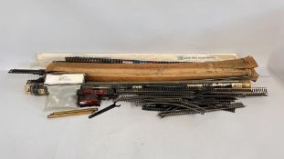 A QUANTITY OF 00 GAUGE TRACK + DICKIE DIE-CAST 1 METRE PLAY SET + A LOCO AND TENDER.