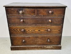 AN OAK FIVE DRAWER CHEST, THE TWO SHORT DRAWERS OVER THREE LONG, W 106CM.