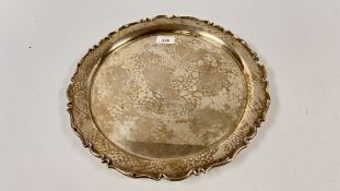 A SOLID SILVER SALVER, BIRMINGHAM 1909, MAKER A.B, DIAMETER 36CM.