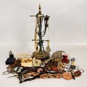 A GROUP OF ASSORTED COSTUME JEWELLERY TO INCLUDE BEADED HARD STONE NECKLACES + A VINTAGE BRASS MUG