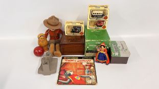A GROUP OF VINTAGE COLLECTOR'S TOYS TO INCLUDE RUSSIAN NESTING DOLLS + A VIEW-MASTER STEREOSCOPE IN