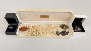 A GROUP OF VINTAGE JEWELLERY TO INCLUDE SIMULATED PEARL NECKLACE A/F, SILVER DRESS RING A/F,