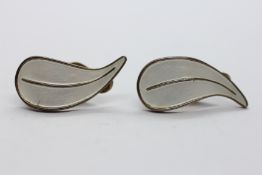 A PAIR OF DAVID ANDERSON NORWEGIAN SILVER GILT AND WHITE ENAMEL LEAF DESIGN CLIP ON EARRINGS.