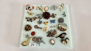 APPROX 31 ASSORTED DRESS BROOCHES TO INCLUDE GILT, STONE SET AND BEADED EXAMPLES.