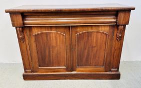 A VICTORIAN MAHOGANY CHIFFONIER WITH FRIEZE DRAWER (MISSING BACK UPSTAND), WIDTH 119CM.
