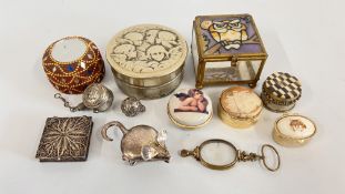 A GROUP OF TRINKET AND PILL BOXES TO INCLUDE A WHITE METAL FILIGREE EXAMPLE,