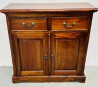 A SMALL REPRODUCTION HARDWOOD TWO DOOR CABINET WITH TWO SMALL DRAWERS ABOVE THE CUPBOARD DOORS,