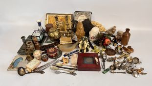 A BOX OF ASSORTED COLLECTIBLES TO INCLUDE BRASS CANDLESTICKS, POLISHED MARBLE CHEESE BOARD / SLICER,