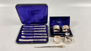 A PAIR OF SOLID SILVER NAPKIN RINGS PRESENTED IN A BLUE VELVET AND SATIN LINED BOX, BIRMINGHAM 1906,