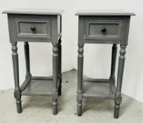 A PAIR OF MODERN GREY FINISH SINGLE DRAWER BEDSIDE STANDS WITH RATTAN UNDERTIERS.