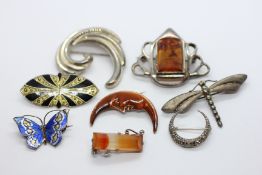 A GROUP OF 8 ASSORTED BROOCHES TO INCLUDE A SILVER ENAMEL BUTTERFLY AND AN AMBER TYPE WHITE METAL