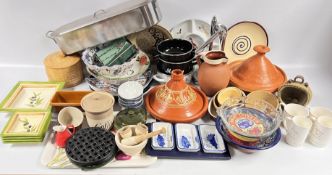 5 X BOXES CONTAINING A GROUP OF ASSORTED KITCHENALIA TO INCLUDE STUDIO POTTERY SERVING BOWLS,