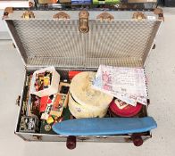 A VINTAGE TRUNK AND CONTENTS TO INCLUDE ASSORTED TOYS AND GAMES, DIE-CAST VEHICLES,