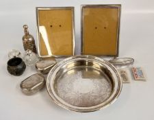 A GROUP OF COLLECTIBLES TO INCLUDE A PAIR OF PHOTO FRAMES, SILVER TOP DRESSING TABLE JAR,