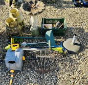 A GROUP OF GARDEN HAND TOOLS, ACCESSORIES AND PLANTERS TO INCLUDE HOZELOCK HOSE, BASKET PLANTER,