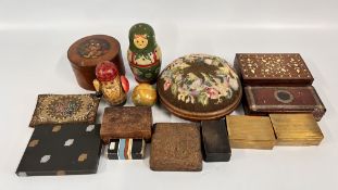 A BOX OF COLLECTIBLES TO INCLUDE VARIOUS BOXES CARVED AND SKIN EXAMPLES,