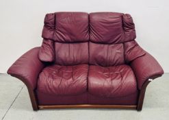 A GOOD QUALITY STRESSLESS TWO SEAT RECLINER SOFA IN BURGUNDY LEATHER.