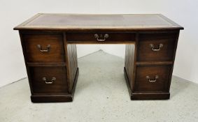 A REPRODUCTION MAHOGANY TWIN PEDESTAL FIVE DRAWER DESK WITH TOOLED LEATHERETTE TOP, W 140CM.