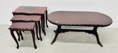 A NEST OF THREE MODERN DARK STAINED WOOD GRAIN FINISH OCCASIONAL TABLES AND MATCHING DESIGN COFFEE