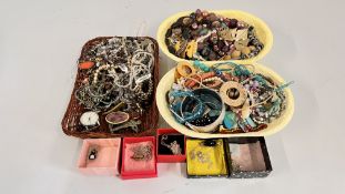 AN EXTENSIVE GROUP OF ASSORTED COSTUME JEWELLERY, BEADED NECKLACES,