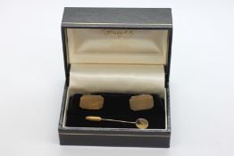 A PAIR OF 9CT GOLD ENGINE TURNED CUFF LINKS IN PRESENTATION BOX + A TIE PIN MARKED 9CT.