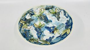 A LARGE STUDIO POTTERY DISH BY DAVID WALTERS BEARING AN IMPRESSED MAKER'S MARK, DIAM 41CM X H 10.