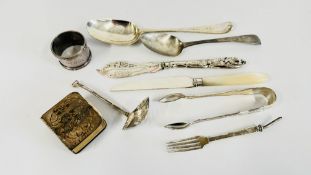 A GROUP OF SILVER TO INCLUDE AN ANTIQUE SILVER SPOON, RUBBED MARKS, TONGS, KNIVES,