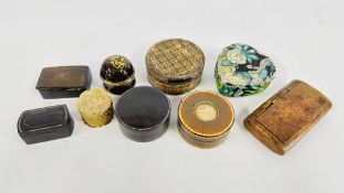 A GROUP OF VINTAGE SNUFF AND TRINKET BOXES TO INCLUDE A GILDED EXAMPLE + A MODERN H.