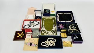 A GROUP OF BOXED COSTUME JEWELLERY TO INCLUDE A SILVER MOUNTED PENDANT AMBER NECKLACE,