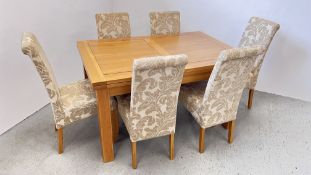 A GOOD QUALITY SOLID OAK EXTENDING DINING TABLE AND A SET OF 6 UPHOLSTERED DINING CHAIRS - (CHAIRS