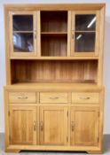A GOOD QUALITY MODERN SOLID OAK DRESSER WITH TWO DOOR GLAZED TOP AND 3 DRAWER 3 DOOR BASE,