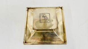 AN ANTIQUE SQUARE SILVER INKWELL RETAINING A CLEAR GLASS LINER A/F BEARING ENGRAVED MONOGRAM TTB,