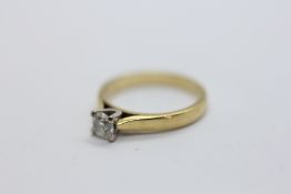 AN 18CT GOLD DIAMOND SOLITAIRE.