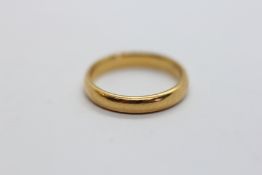 A 22CT GOLD WEDDING BAND.