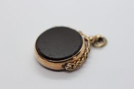 A 9CT GOLD SWIVEL FOB PENDANT.