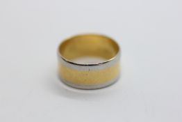 A 22CT GOLD TWO TONE WEDDING BAND.
