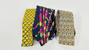A GROUP OF 3 VINTAGE SILK TIES TO INCLUDE 1960'S MOD ITALIAN SQUARE END MARKED COTRONEO ROMA + A