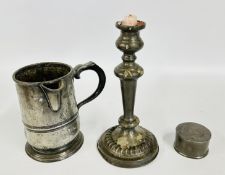 AN ANTIQUE PEWTER CANDLESTICK, H 25.