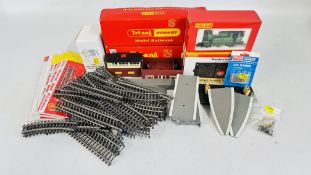 A GROUP OF ASSORTED HORNBY AND OTHER TO INCLUDE ROLLING STOCK, TRACK AND COACHES.