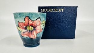 A MOORCROFT POTTERY BEAKER / VASE, 