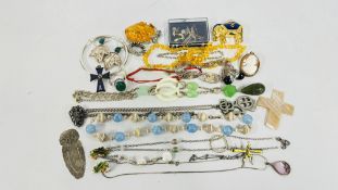A BOX OF SILVER AND MIXED JEWELLERY, TO INCLUDE A CAMEO PENDANT BROOCH ETC.