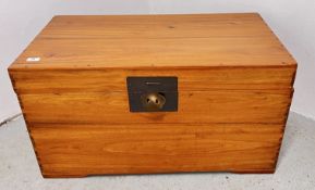 A VINTAGE CAMPHOR WOOD STORAGE CHEST, W 88CM X D 50CM X H 47CM.