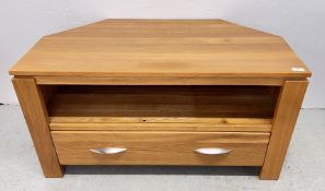 GOOD QUALITY MODERN SOLID OAK ENTERTAINMENT STAND WITH SINGLE DRAWER, W 102CM.