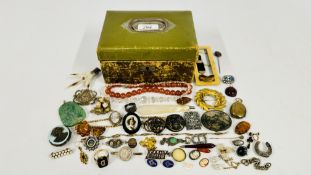 A GREEN LEATHERED TREASURY BOX CONTAINING ANTIQUE AND LATER JEWELLERY TO INCLUDE ITEMS FOR SPARES